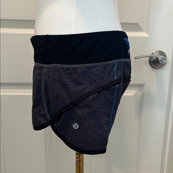 Women's Lululemon Speed Up Low Rise Lined Sorts in Black and Gray Size 6 - Picture 3 of 4